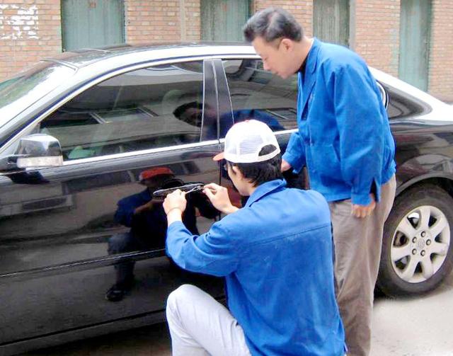 漕泾镇汽车钥匙丢在车里面怎么办?